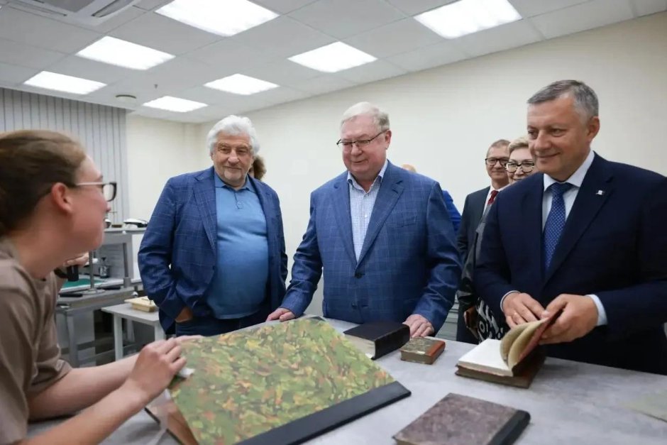 Игорь Кобзев и Сергей Степашин осмотрели библиотечные залы. Фото пресс-службы правительства Иркутской области