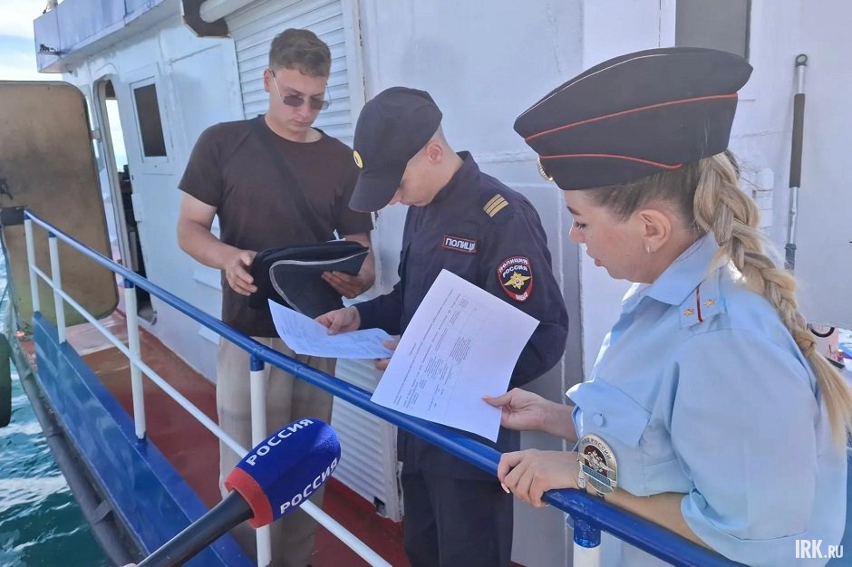 Полицейские проверяют документы