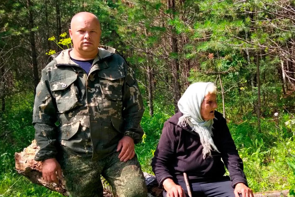Пенсионерку нашли благодаря оставленному ведерку с клубникой. Фото пресс-службы ГУ МВД по региону Пенсионерку нашли благодаря оставленному ведерку с клубникой. Фото пресс-службы ГУ МВД по региону