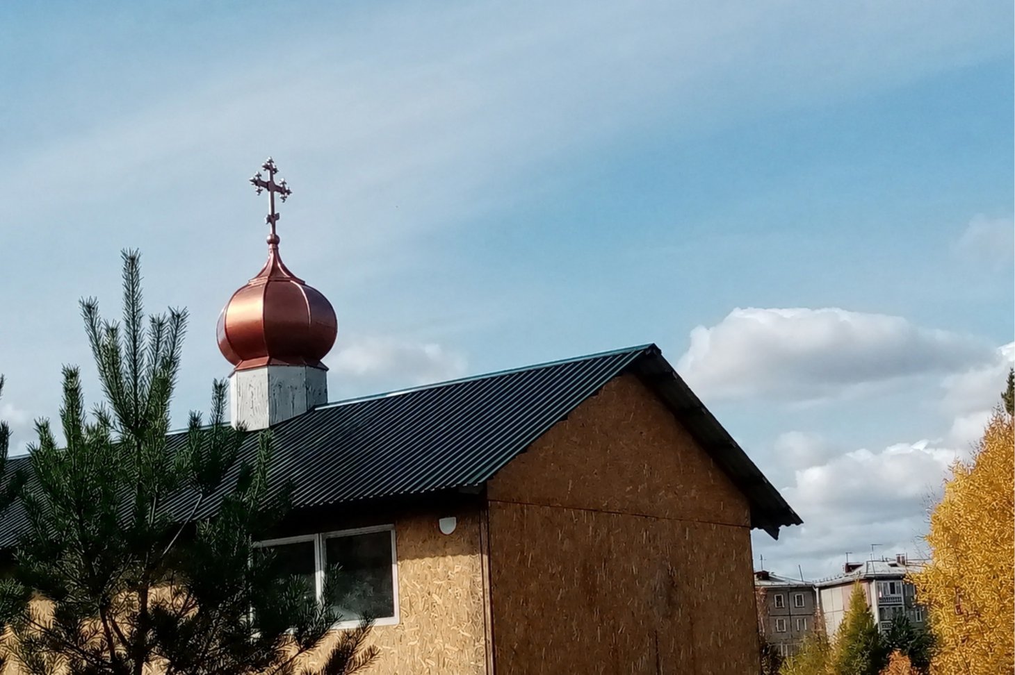 Краном на крышу установили маковку с крестом Краном на крышу установили маковку с крестом