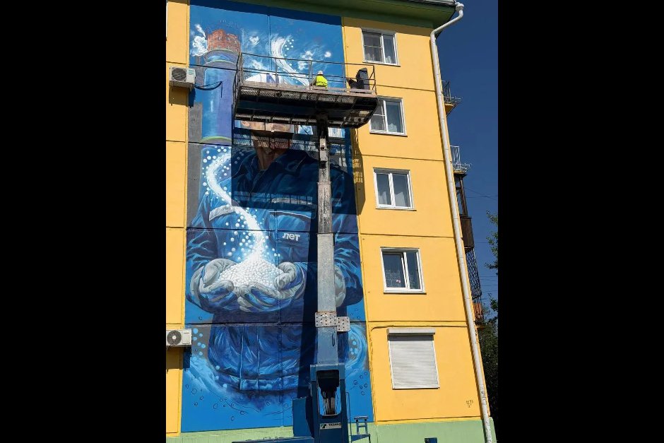 Создание мурала. Фото пресс-службы администрации АГО