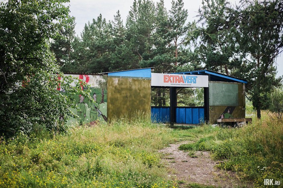 Среди деревьев затерялась непонятная беседка, предназначенная то ли для пейнтбола или страйкбола, то ли для каки-то тактических игр в лесу