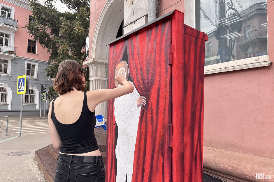 Художница рисует граффити. Фото IRK.ru
