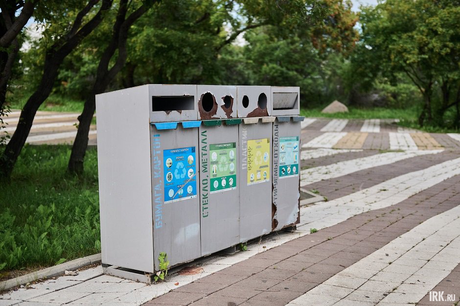 Мусорные контейнеры облупившиеся и частично сломанные