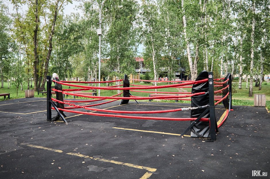 Резиновое покрытие на боксерской площадке в очень плохом состоянии