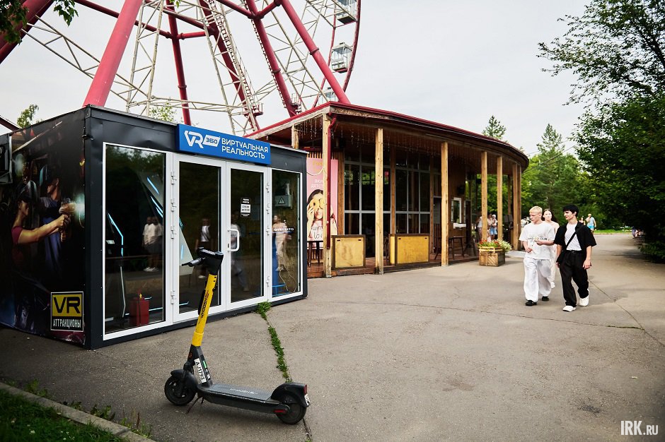 Рядом с колесом обозрения стоит приятного вида кафе