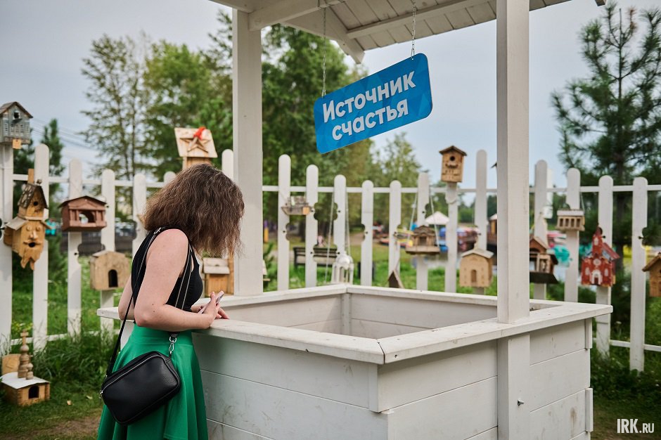 В середине участка находится импровизированный колодец: в день юбилея Иркутска внутри сруба был интерактивный экран, который после праздника убрали