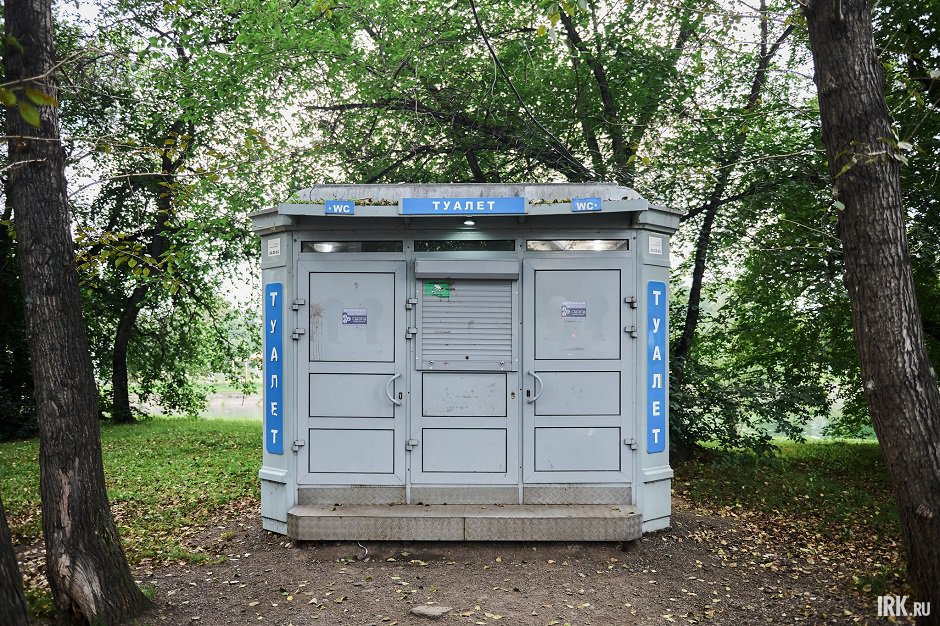 С одной стороны тротуара установлен туалет С одной стороны тротуара установлен туалет