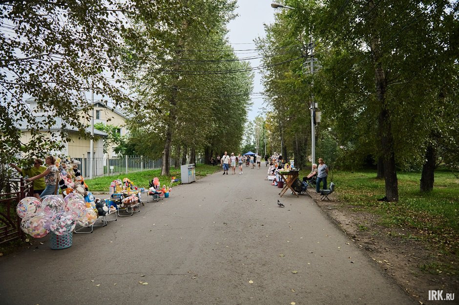 Сейчас Конный встречает гостей коридором с различными торговыми и развлекательными точками