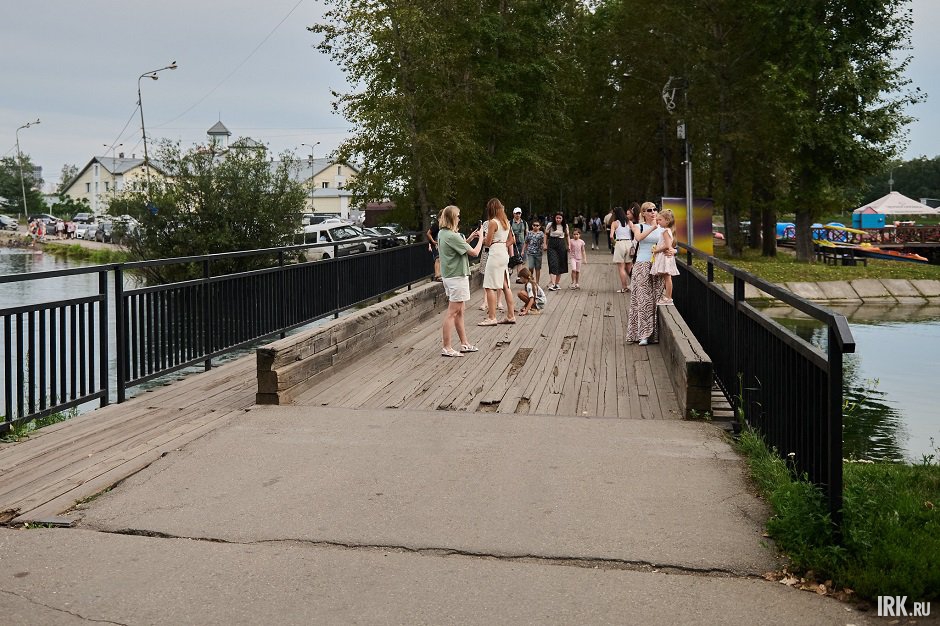 Деревянное покрытие на мосту не обновляли уже давно, поэтому частично оно разрушилось