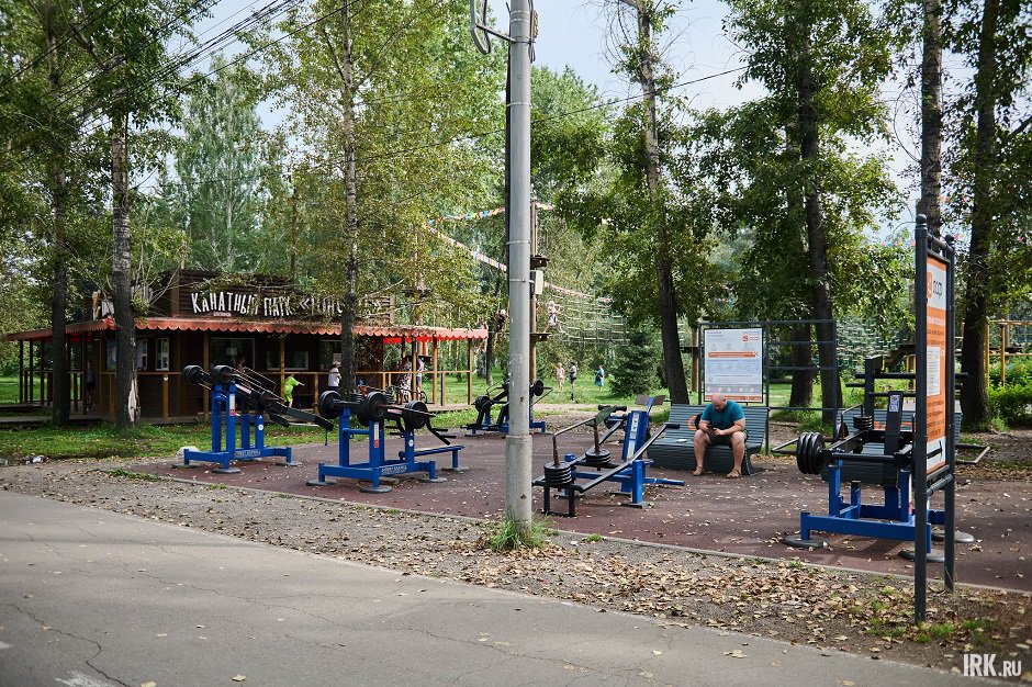 При этом стоящие рядом с воркаут-зоной тренажеры на фоне турников выглядят почти новыми