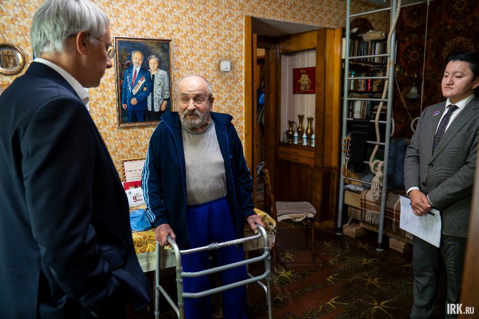 Управляющий Отделением СФР по Иркутской области Алексей Макаров передал ветерану свои самые искренние поздравления