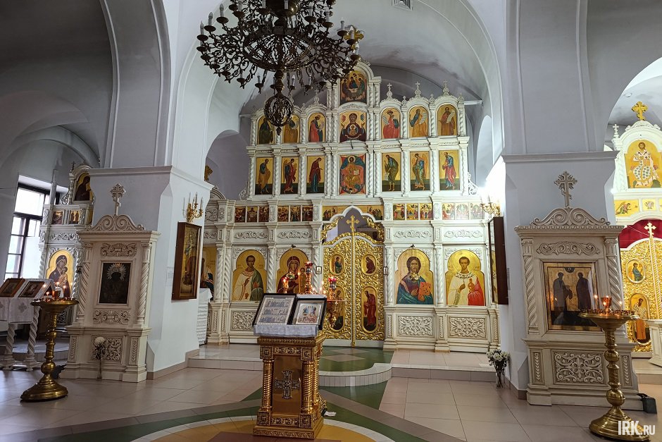 Внутри храма