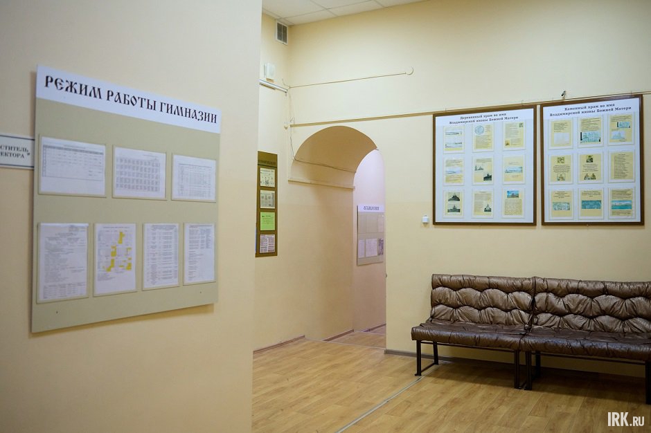 Изначальное назначение здания выдают высокие сводчатые потолки