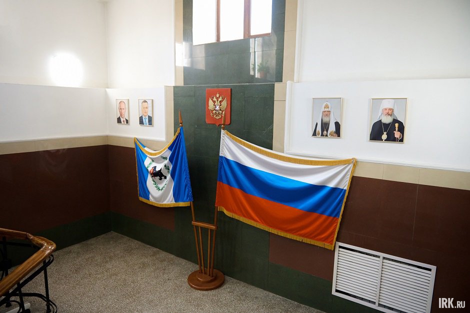 Уголок государственности с портретами представителей светской и духовной властей