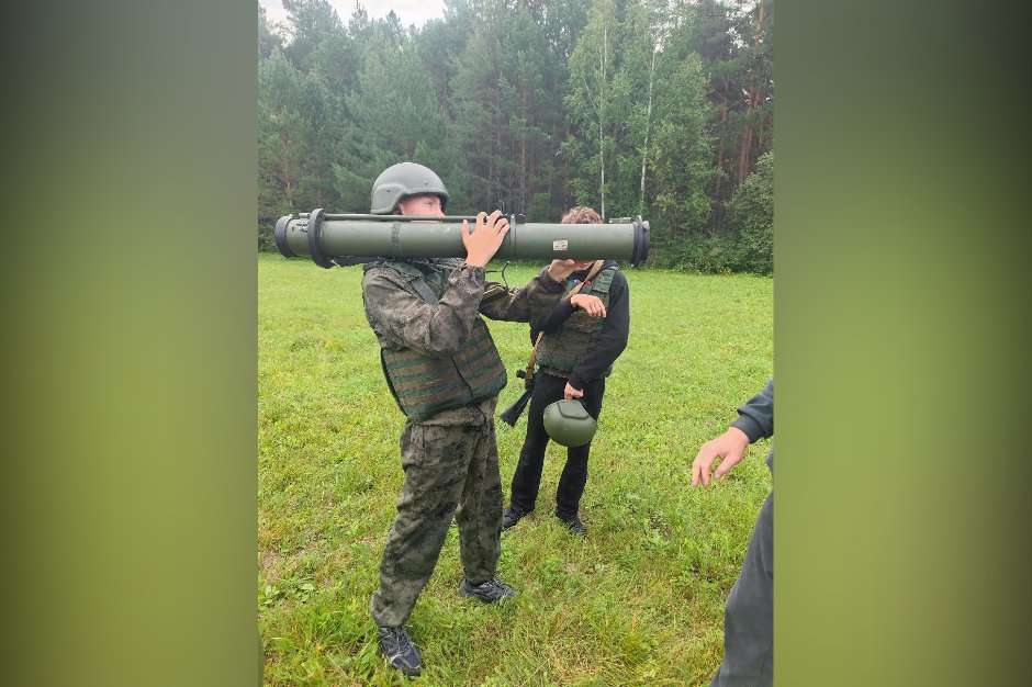 Все по армейскому распорядку, с зарядкой и четкими правилами