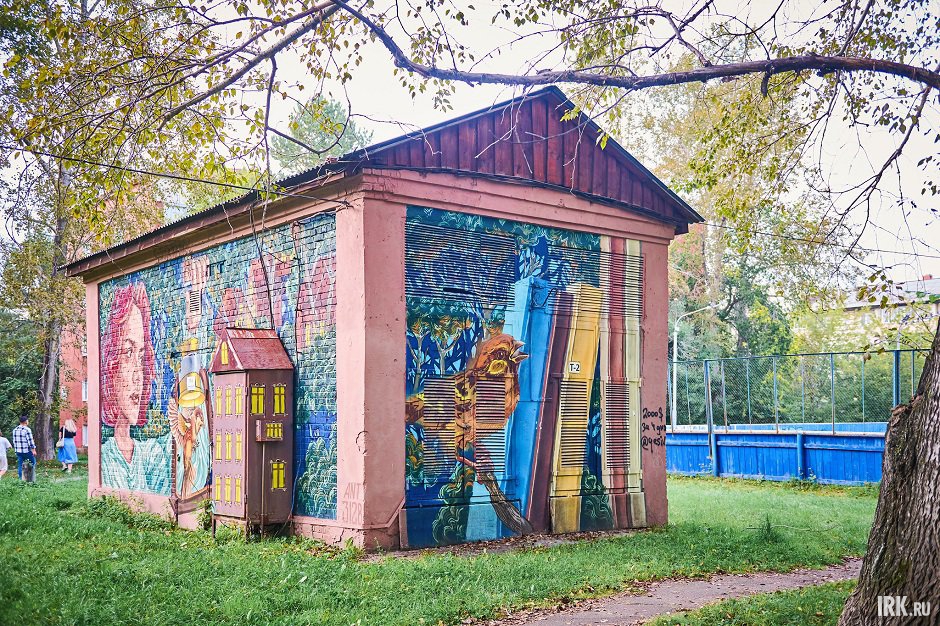 Птица рядом с книгами