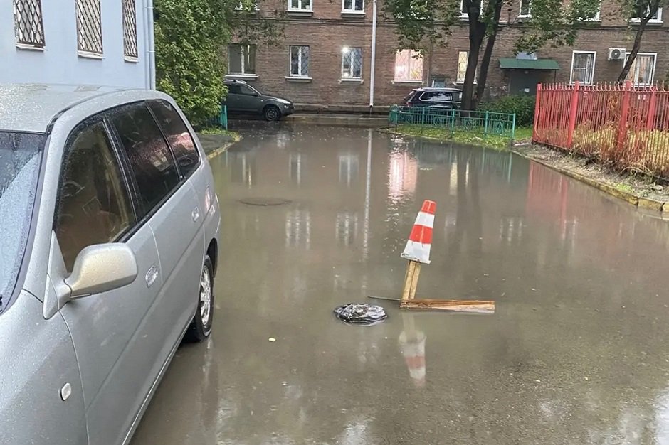 Вода после дождя во дворе дома на Декабрьских Событий. Фото местных жителей
