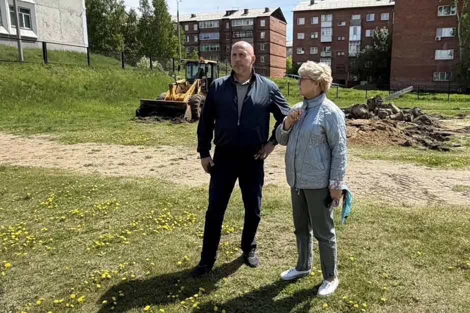 Леонид Усов проверил ход работ на стадионе