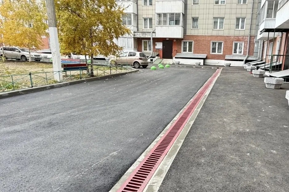 На территории расширили парковку, заасфальтировали проезжую часть и тротуар