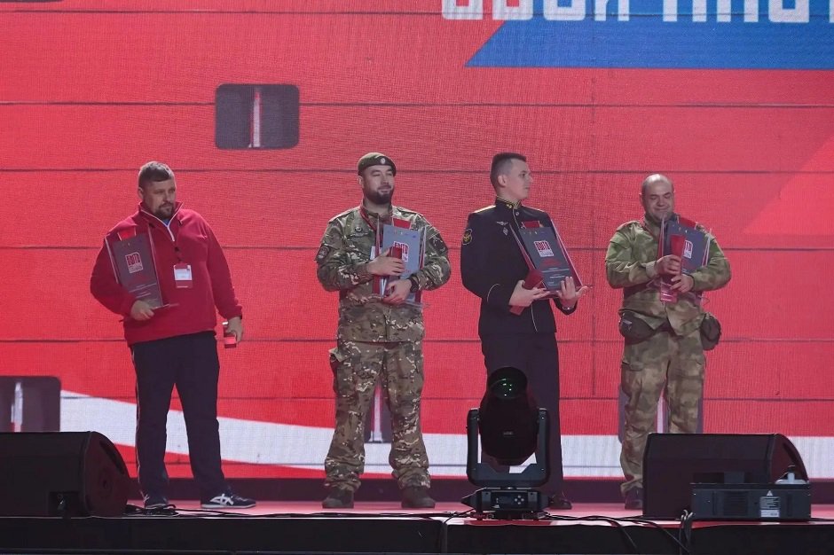 Руслан Пакулов (второй слева). Фото пресс-службы правительства Иркутской области Руслан Пакулов (второй слева). Фото пресс-службы правительства Иркутской области