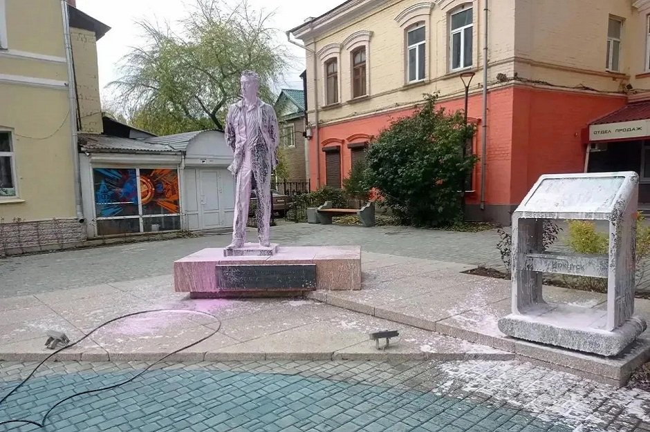 Мытье памятника. Фото пресс-службы администрации Иркутска
