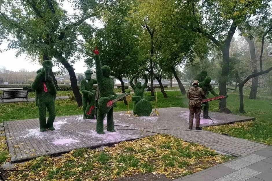 Мытье памятника. Фото пресс-службы администрации Иркутска