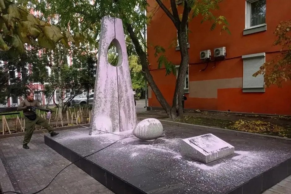 Мытье памятника. Фото пресс-службы администрации Иркутска
