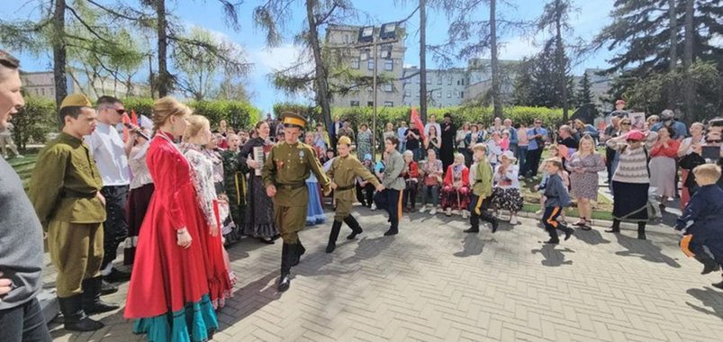 Поклонимся великим тем годам