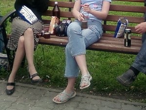 Распитие алкогольных напитков в общественном месте. Фото с сайта news.vtomske.ru