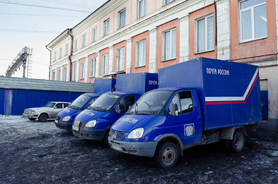 Здесь получают и разгружают почту на иркутские отделения.