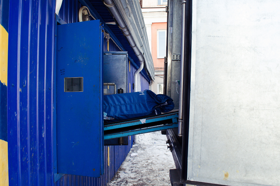 Груз в кузов машины попадает по транспортеру.