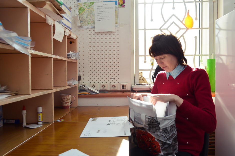 Почтальон Инна Литвинова сортирует почту для доставки.