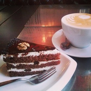 Очень вкусный Пражский торт (145 руб) в кофейне «StudioCoffee» и латте#obedirkru