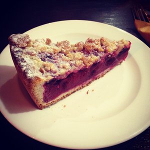 Пирог с вишней из кофейни «Белая ворона». Очень вкусный) #obedirkru