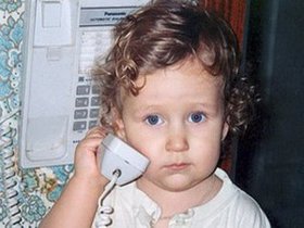 Ребенок звонит на телефон доверия. Фото с сайта nedopusti.ru