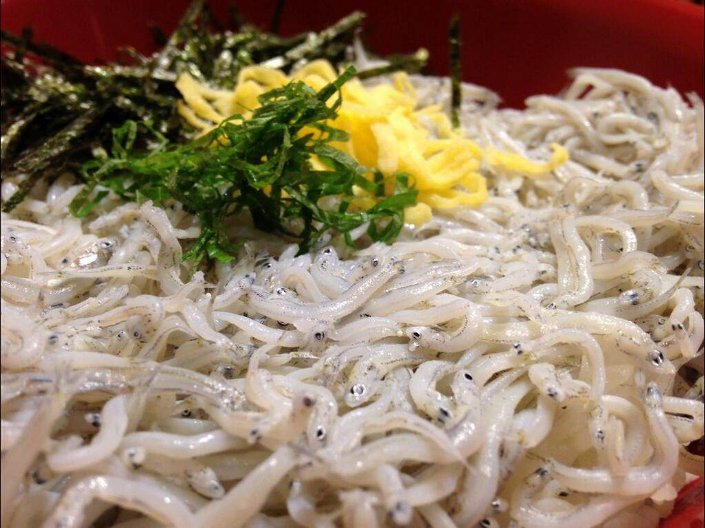 Сирасу-дон, популярное на Тихоокеанском побережье Японии блюдо из сушеных мальков, которые подаются на горячем рисе в большой чашке