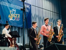 Желающих выступить было очень много. Прослушивания закончились поздно вечером.