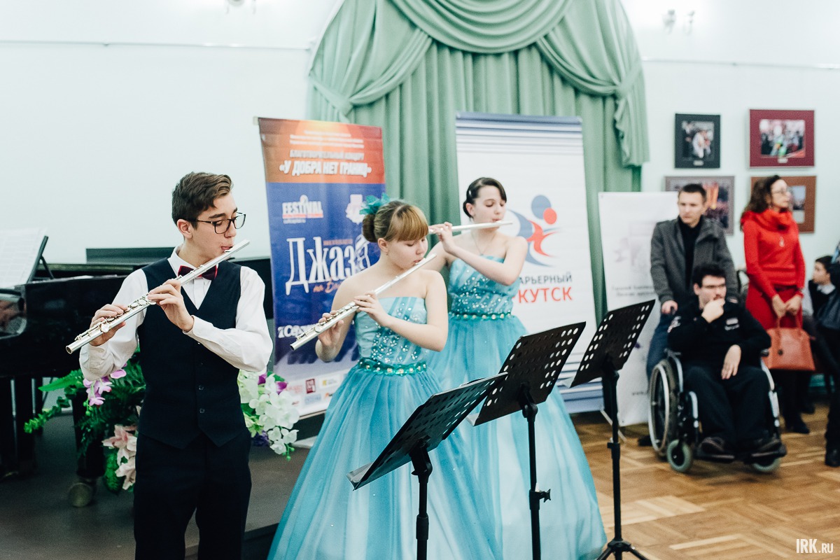 Вечером того же дня в Иркутской областной филармонии состоялся благотворительный концерт.