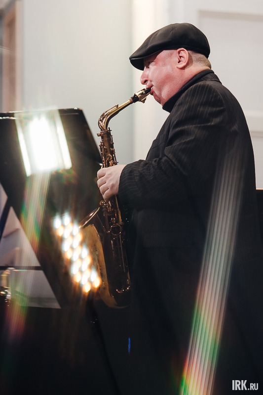 На сцене Роберт Анчиполовский.