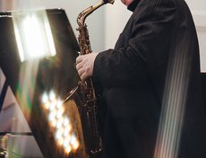 На сцене Роберт Анчиполовский.