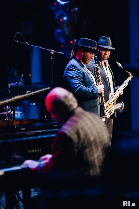 На сцене Игорь Бриль и его сыновья Дмитрий и Александр.