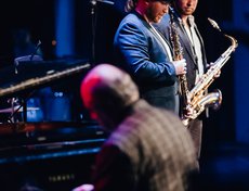 На сцене Игорь Бриль и его сыновья Дмитрий и Александр.