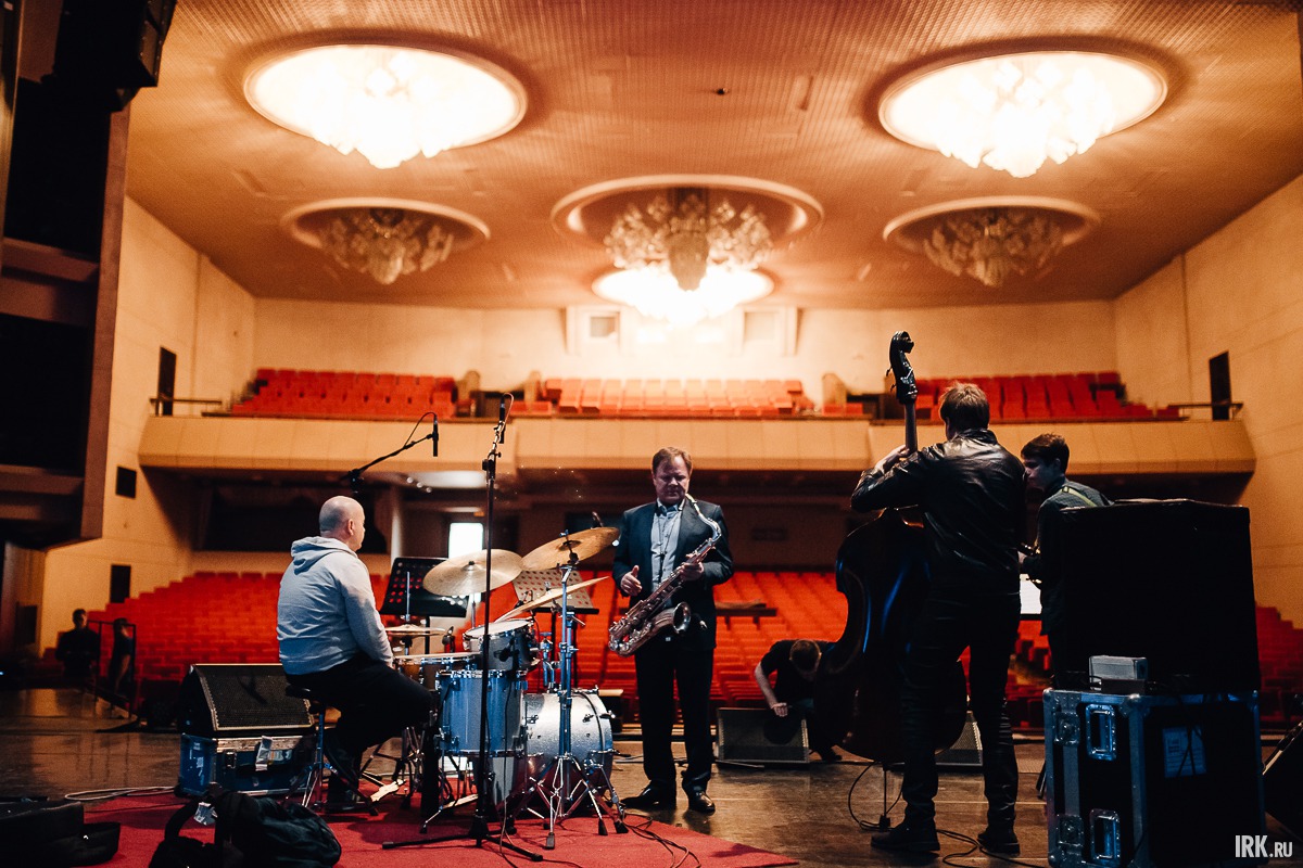 Подготовка к гала-концерту фестиваля. На сцене Игорь Бутман и его трио.
