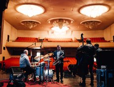 Подготовка к гала-концерту фестиваля. На сцене Игорь Бутман и его трио.