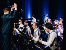 Открыл концерт Иркутский муниципальный городской оркестр под управлением Арсения Володина.