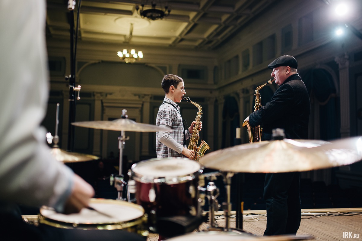 Пока в холле гостей встречали музыкой, на сцене филармонии вовсю шла отстройка аппаратуры.