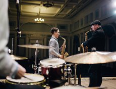 Пока в холле гостей встречали музыкой, на сцене филармонии вовсю шла отстройка аппаратуры.