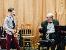 Третий день фестиваля: в Областной школе искусств прошли открытые мастер-классы для юных музыкантов. Занятия провел Игорь Бриль, автор первого в России джазового учебного пособия «Практический курс джазовой импровизации».