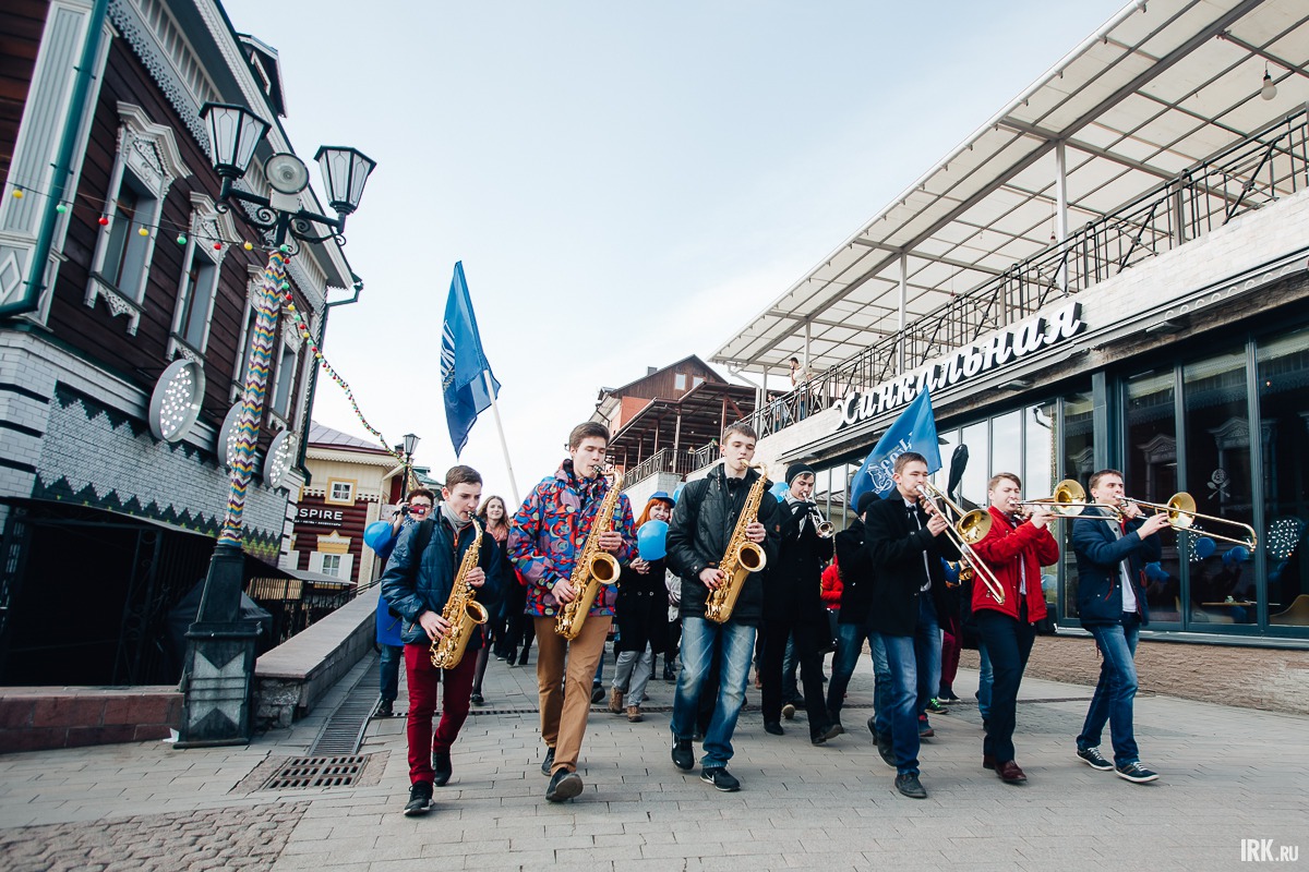 Фестиваль «Джаз на Байкале» в 2016 году открыло шествие музыкантов по 130 кварталу.